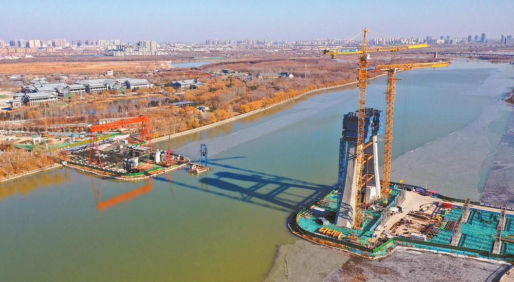 Taiping River Bridge main tower  has taken shape.