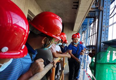 The Chief Engineer of the Engineering Department of China Construction Eighth Bureau inspected the site of the climbing formwork project in charge of zolo