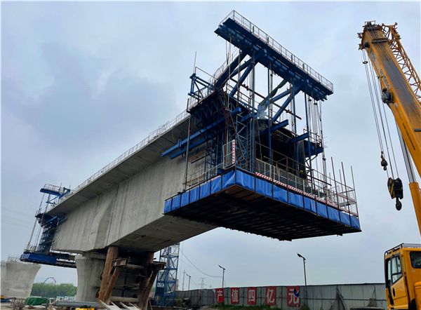 Zolo Form Traveler Deployed in Qiantang River Highway Bridge Project