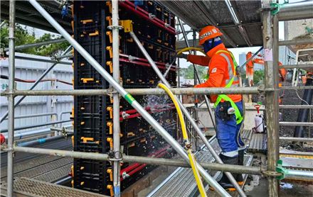 ZPLASTK™80 Modular Plastic Formwork Speeds Up Hong Kong Metro Project
